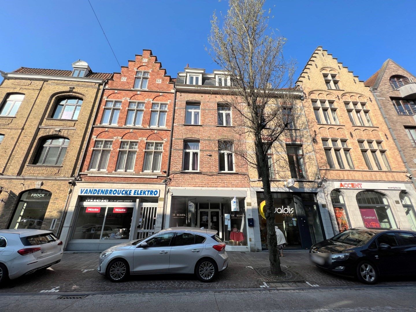 HANDESLPAND + WOONST MET TERRAS OP 50M VAN DE GROTE MARKT  foto 1