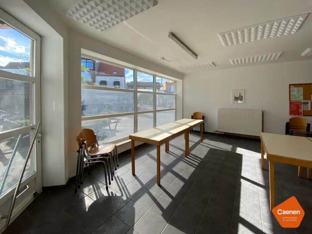 Zeer ruim, lichtrijk handelspand te koop op commerciële locatie! foto 4