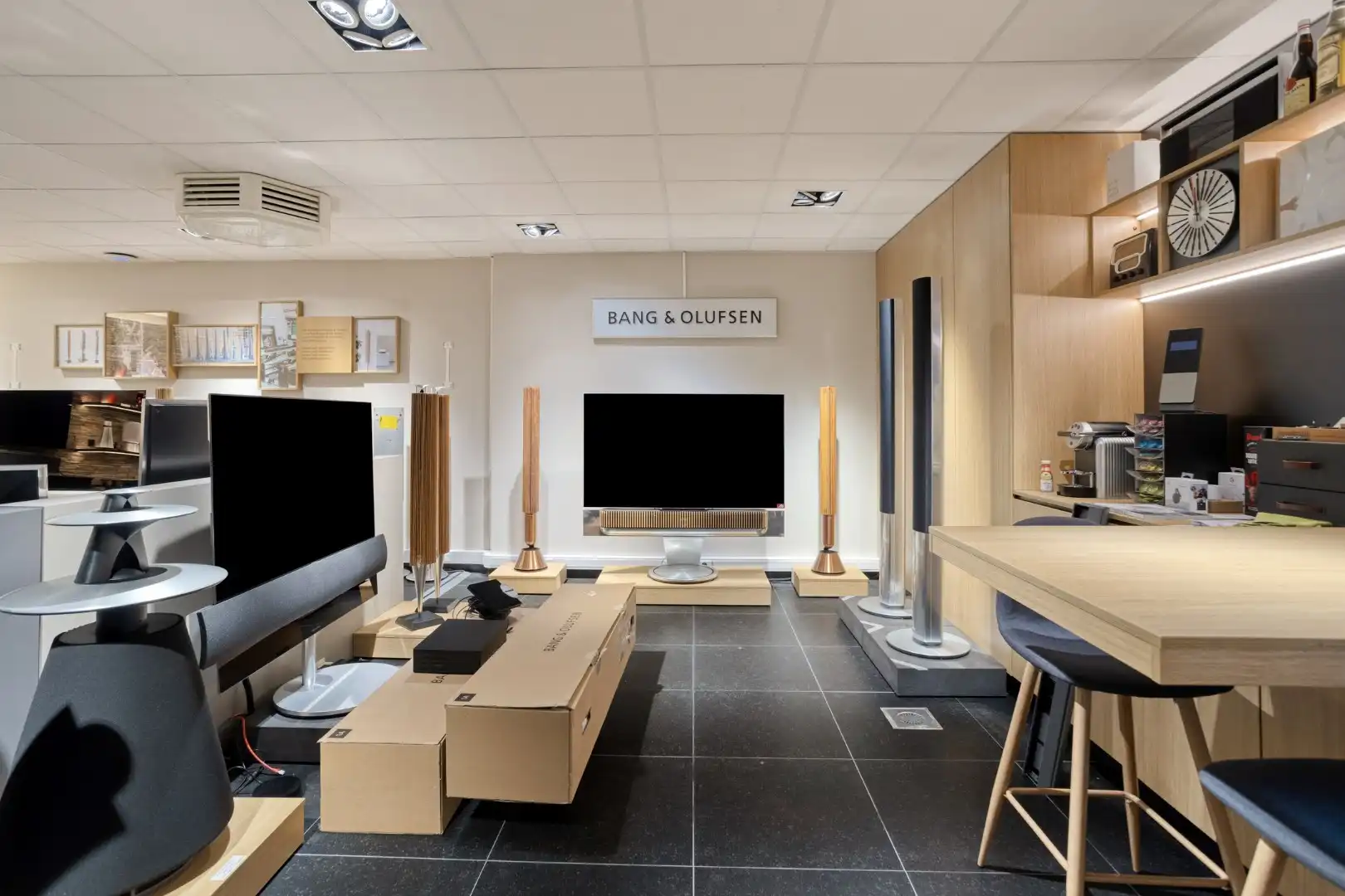 Instapklaar en goed gelegen handelsruimte van 126 m² kortbij het centrum van Geel !  foto 9