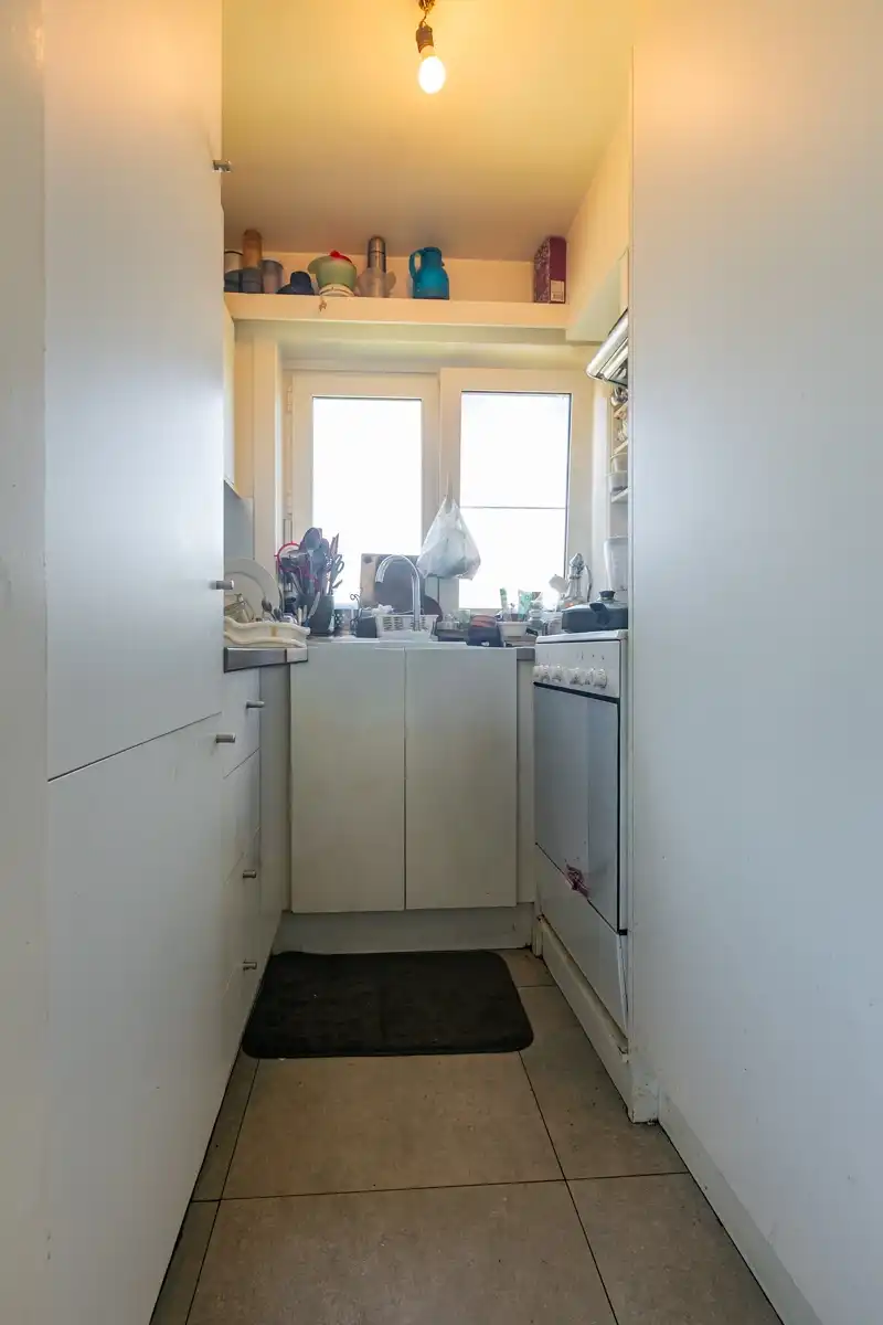 Centraal gelegen appartement van 94m² met 3 slaapkamers, kelder en garage (Energielabel B). (foto's via A. I. bewerkt) foto 8
