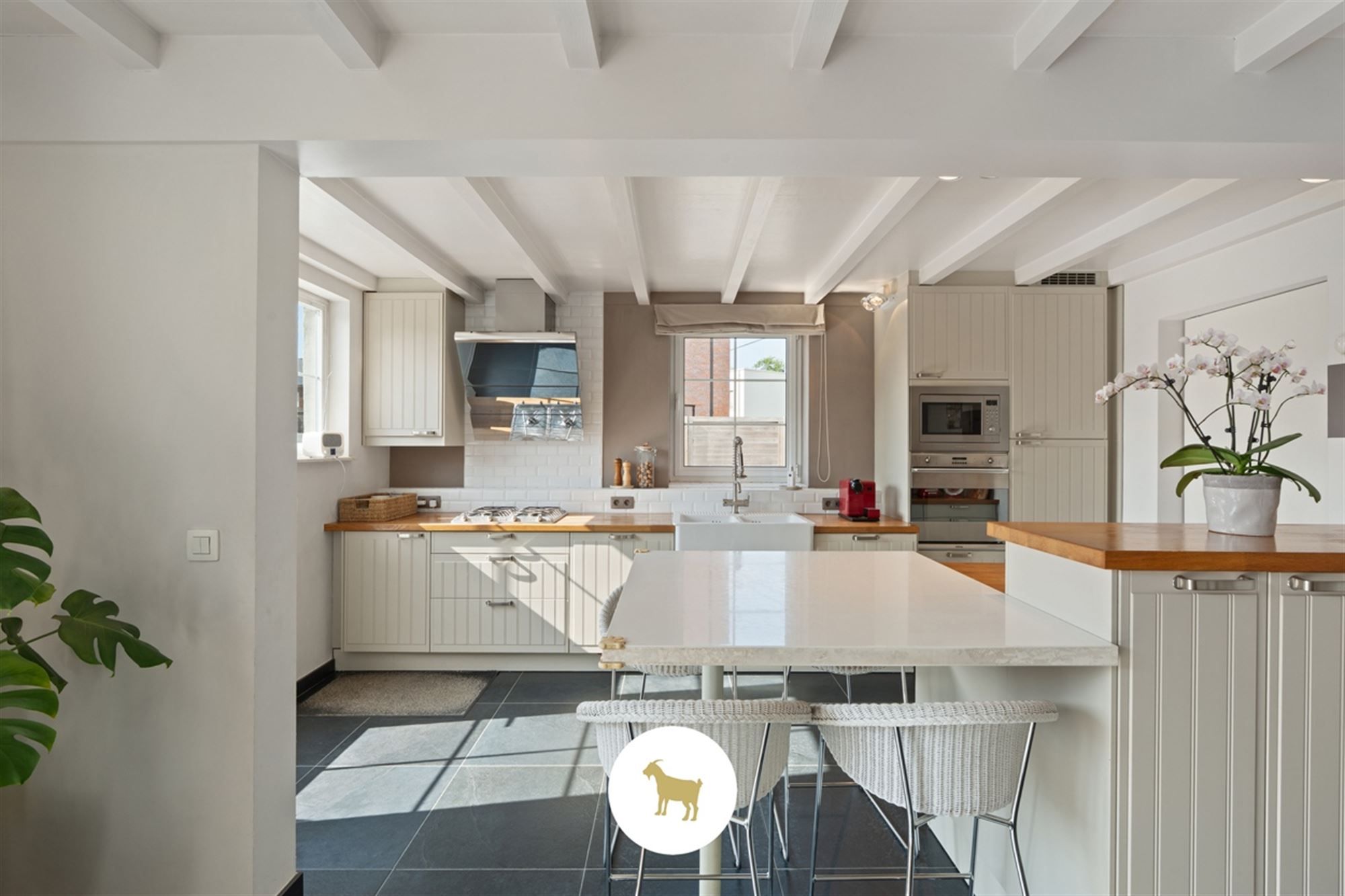 Ruime, INSTAPKLARE OPEN BEBOUWING met 3 SLAAPKAMERS, BUREAU en losstaande GARAGE op een PERCEEL van 1.180m² foto 9