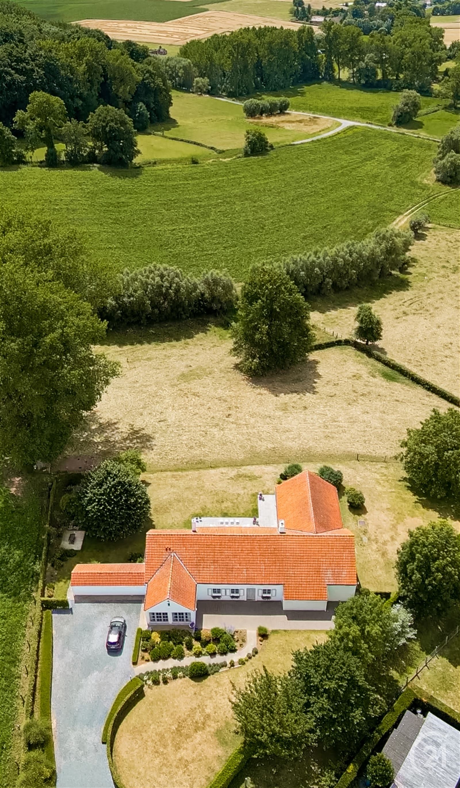Landhuis met tuin en weide op +/-  78are foto 2
