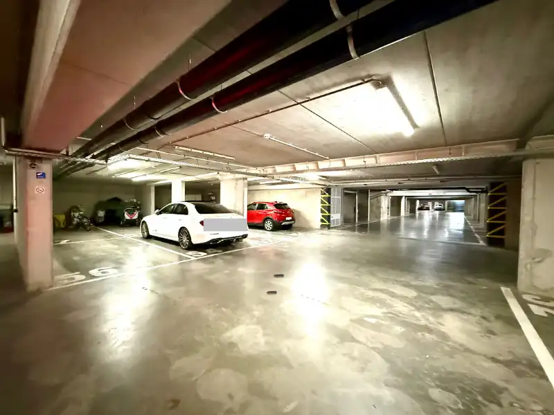 Ruim en lichtrijk appartement met 2 slaapkamers, terras en 'dubbele' autostaanplaats op een boogscheut van de Leie foto 12