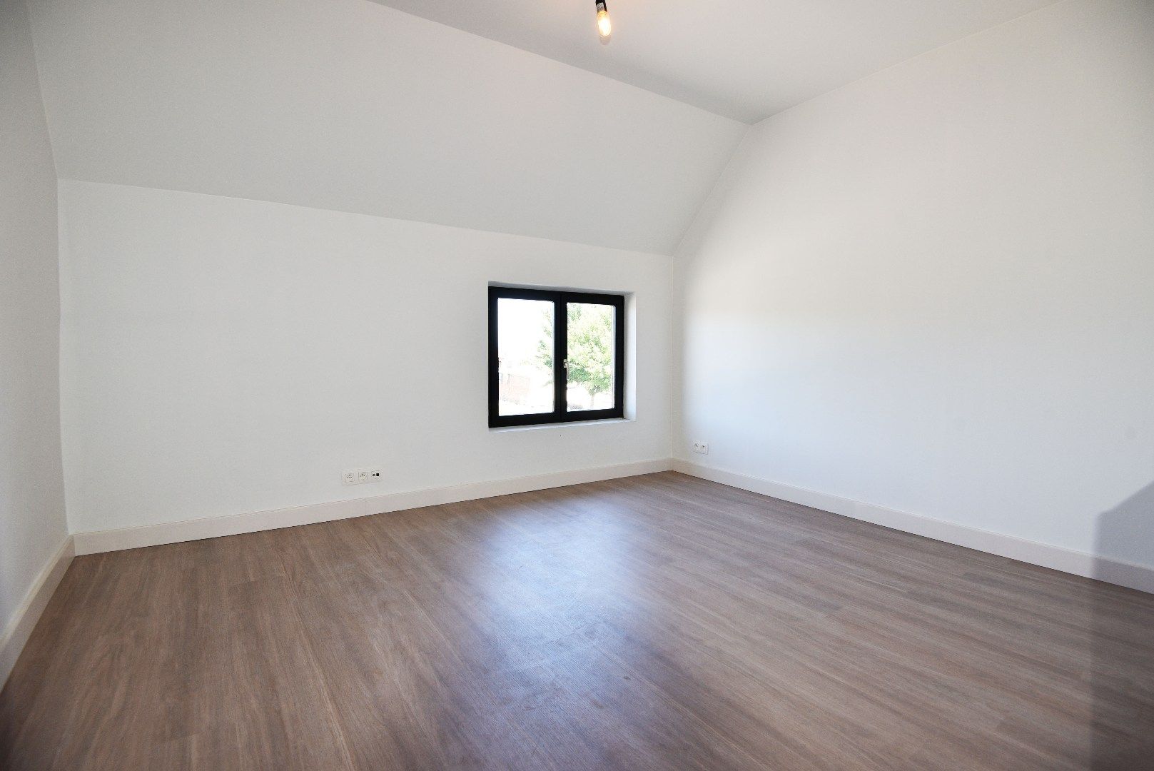 Gerenoveerde woning met 3 slaapkamers en tuin foto 11