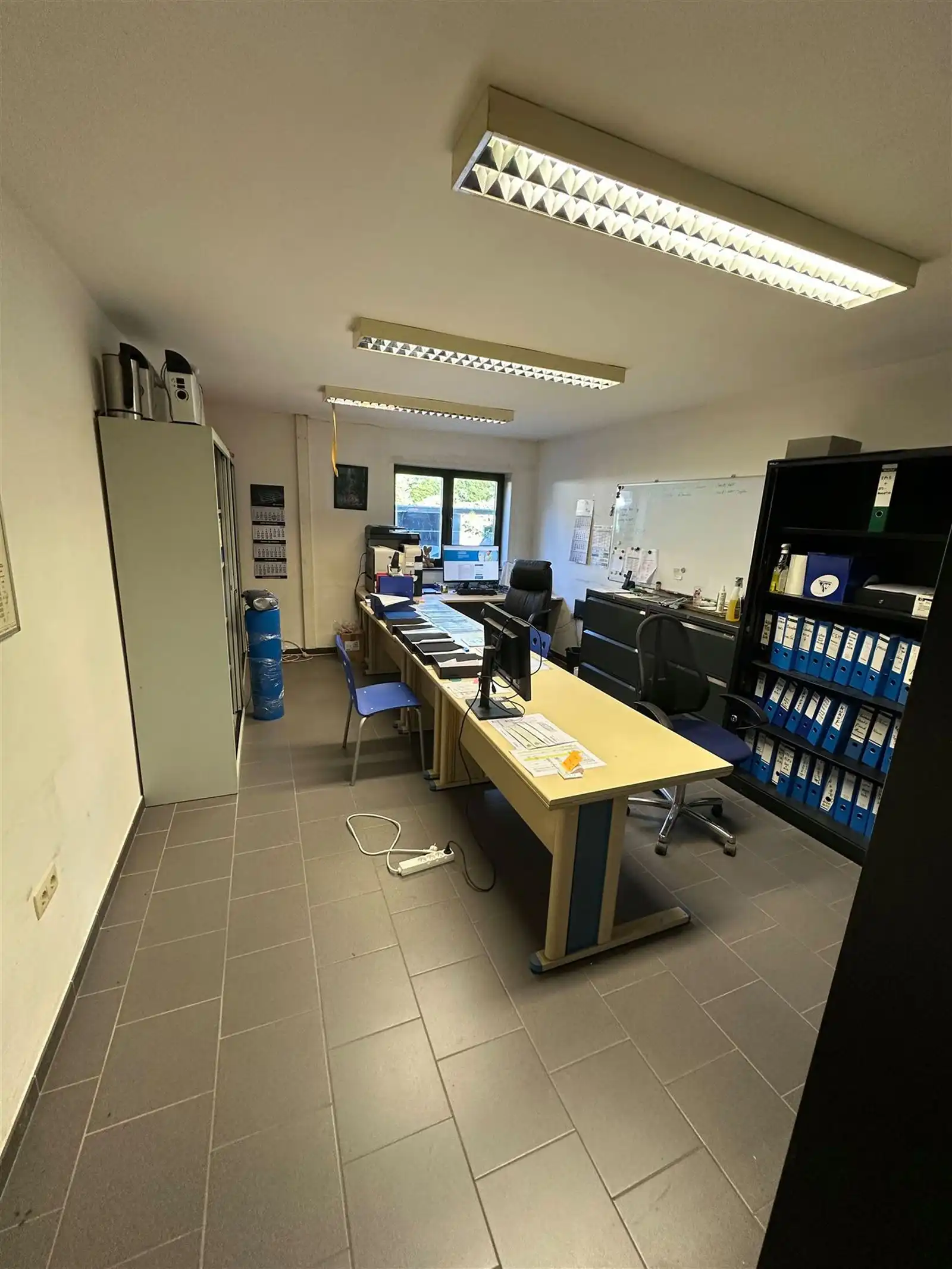 Ruim magazijn met kantoor te huur – 375 m² foto 5