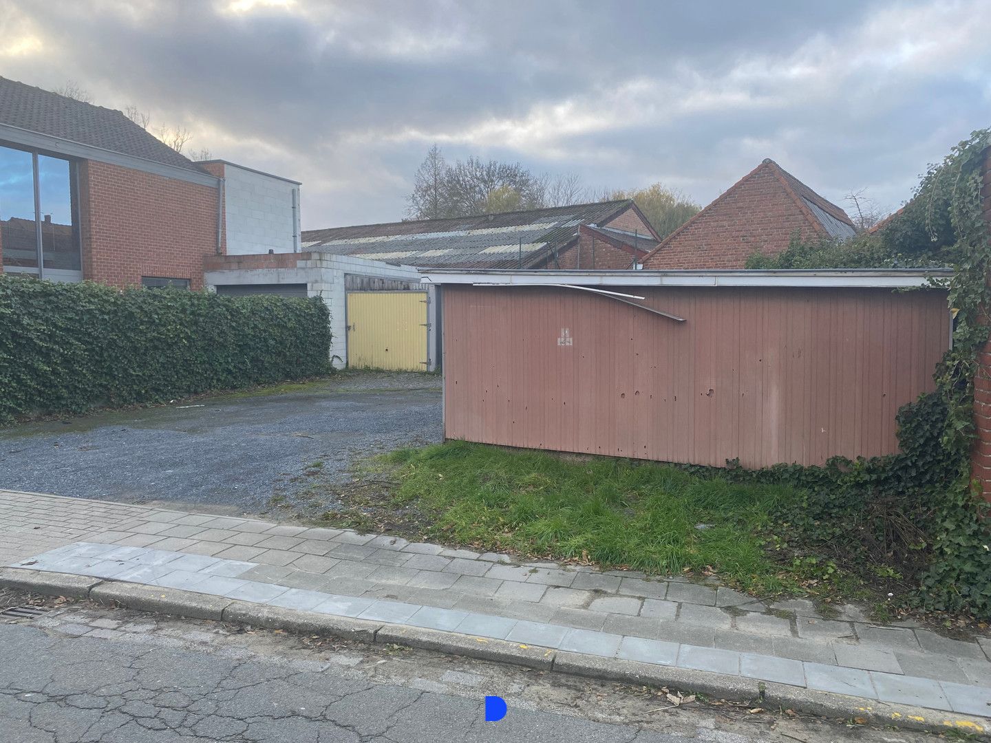 Perceel (bouw)grond met garages foto 4