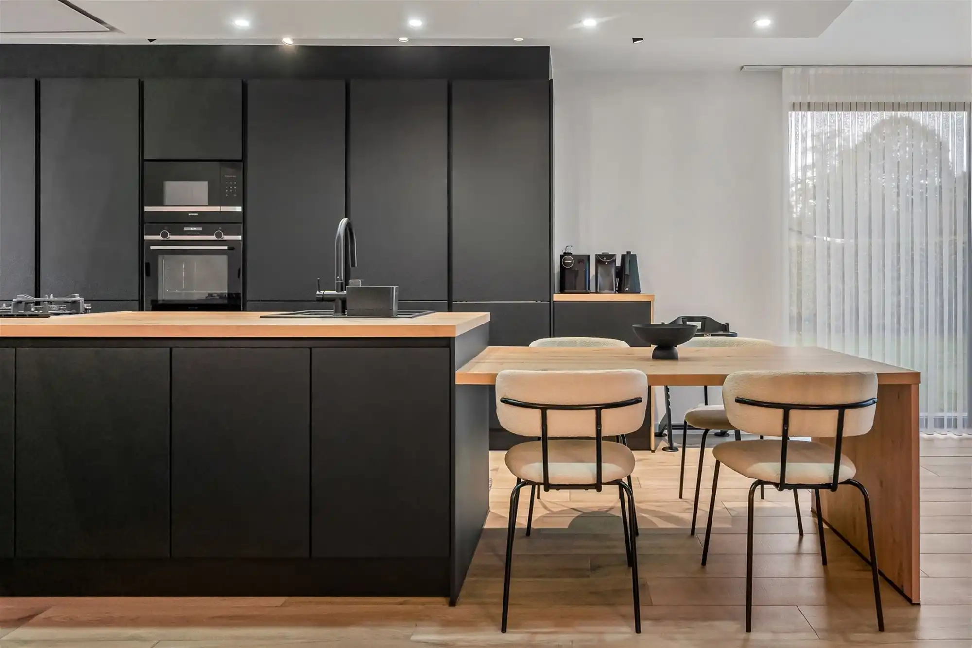 UITERST KNAP GERENOVEERDE WONING MET 3-4 SLAAPKAMERS OP EEN PERCEEL VAN 12A48CA TE BEVERLO foto 12