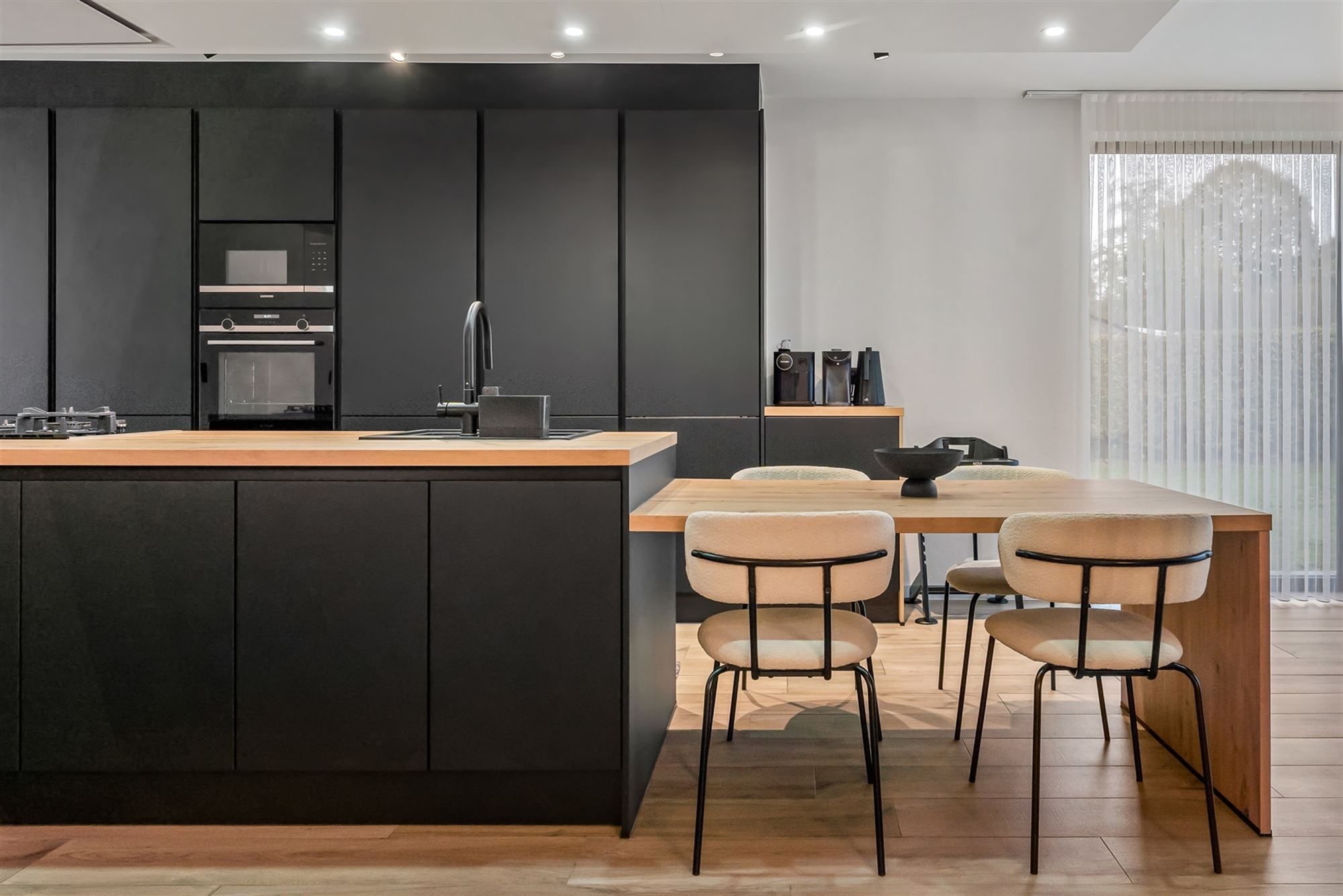 UITERST KNAP GERENOVEERDE WONING MET 3-4 SLAAPKAMERS OP EEN PERCEEL VAN 12A48CA TE BEVERLO foto 12