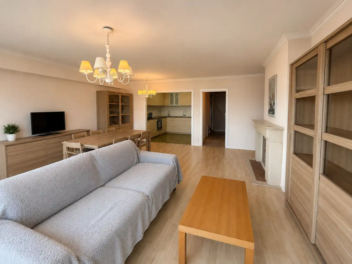 Ruim appartement te huur op de Grote Markt in Blankenberge met twee slaapkamers. Met een terrasje vooraan en achteraan- uw ideale uitvalsbasis aan de Belgische kust! foto 4