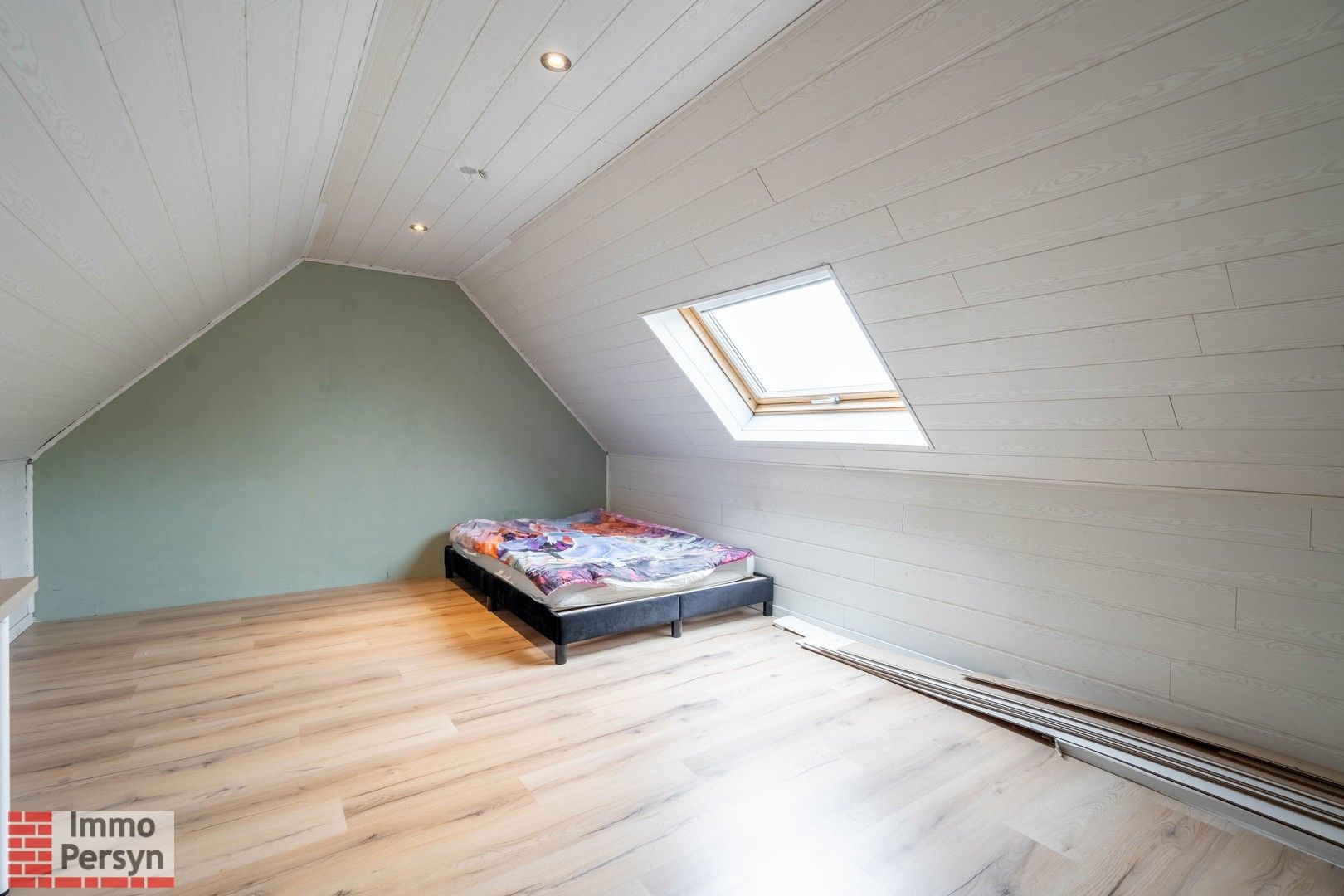 Prachtige HOB (2012) met 6 Slaapkamers, 2 Badkamers, Zwembad en Vrijstaande Garage foto 21
