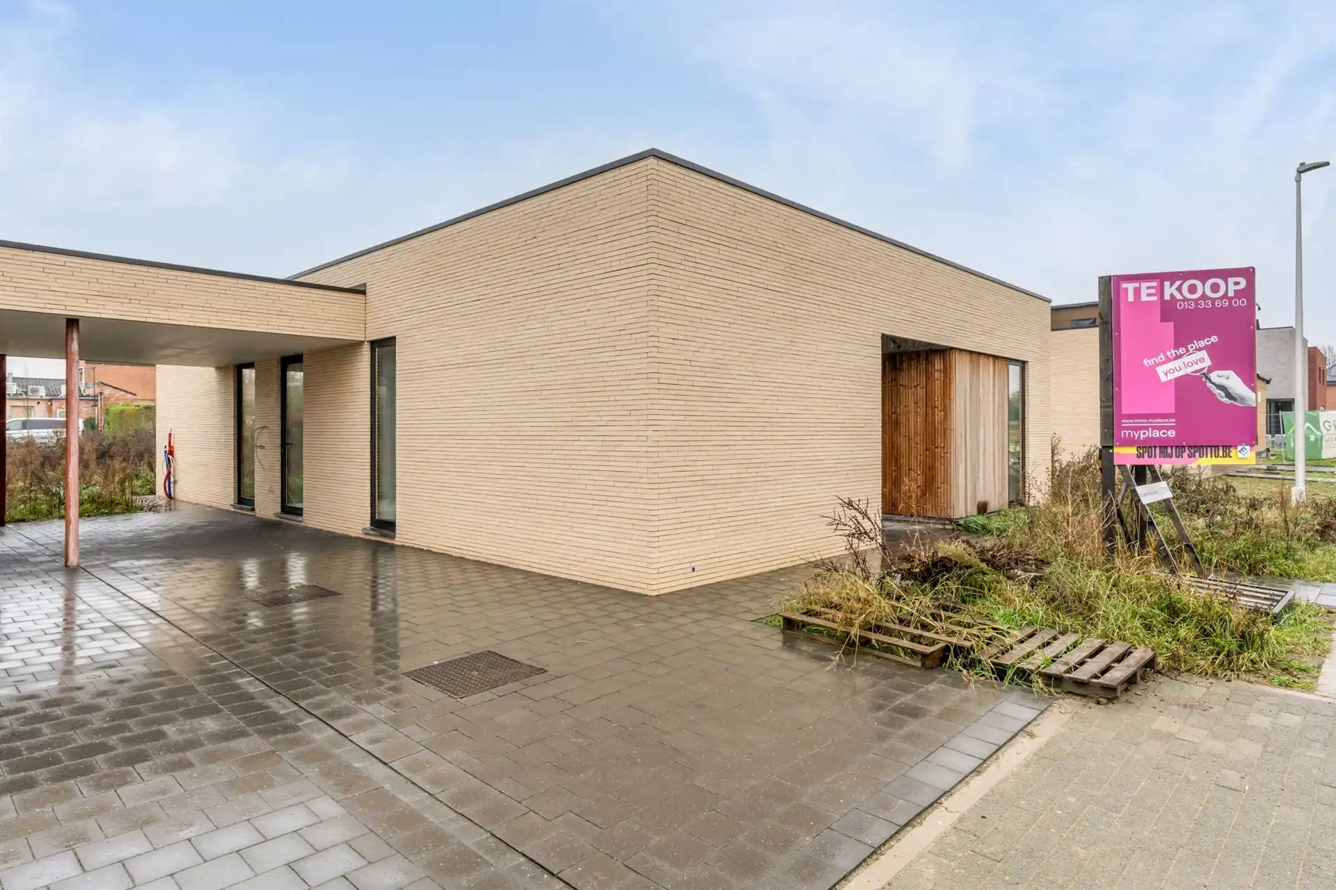 Gelijkvloerse woning met carport en tuin. foto 26