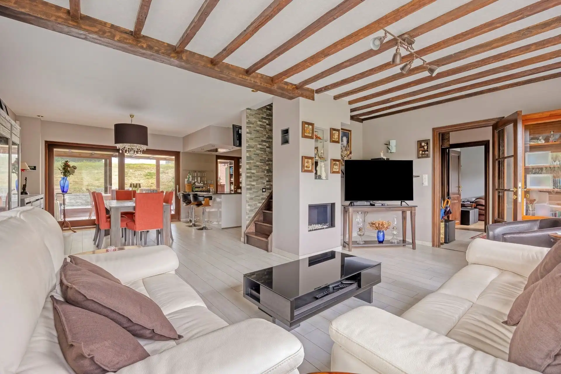 Perfect onderhouden villa in rustige straat foto 7