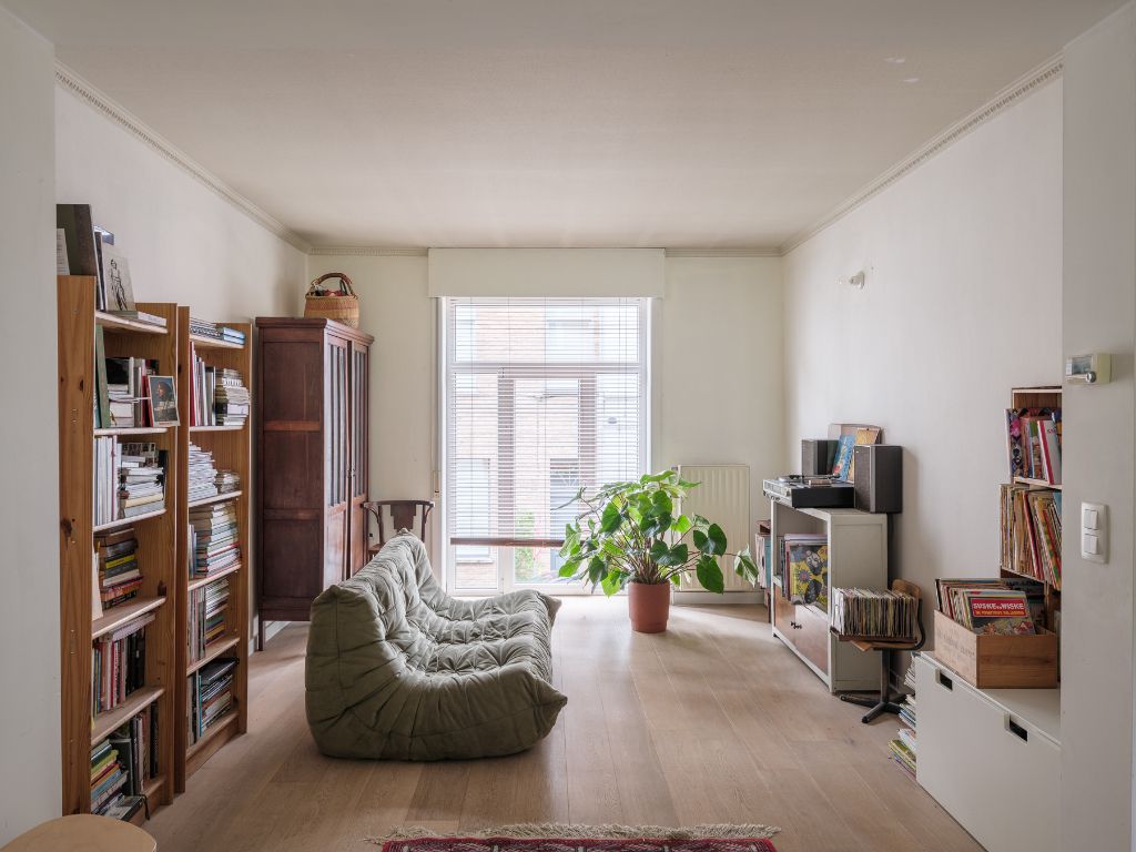 Karaktervolle burgerwoning met hedendaagse architecturale ruimtelijkheid met 3 slaapkamers, stadstuin en garage. foto 14