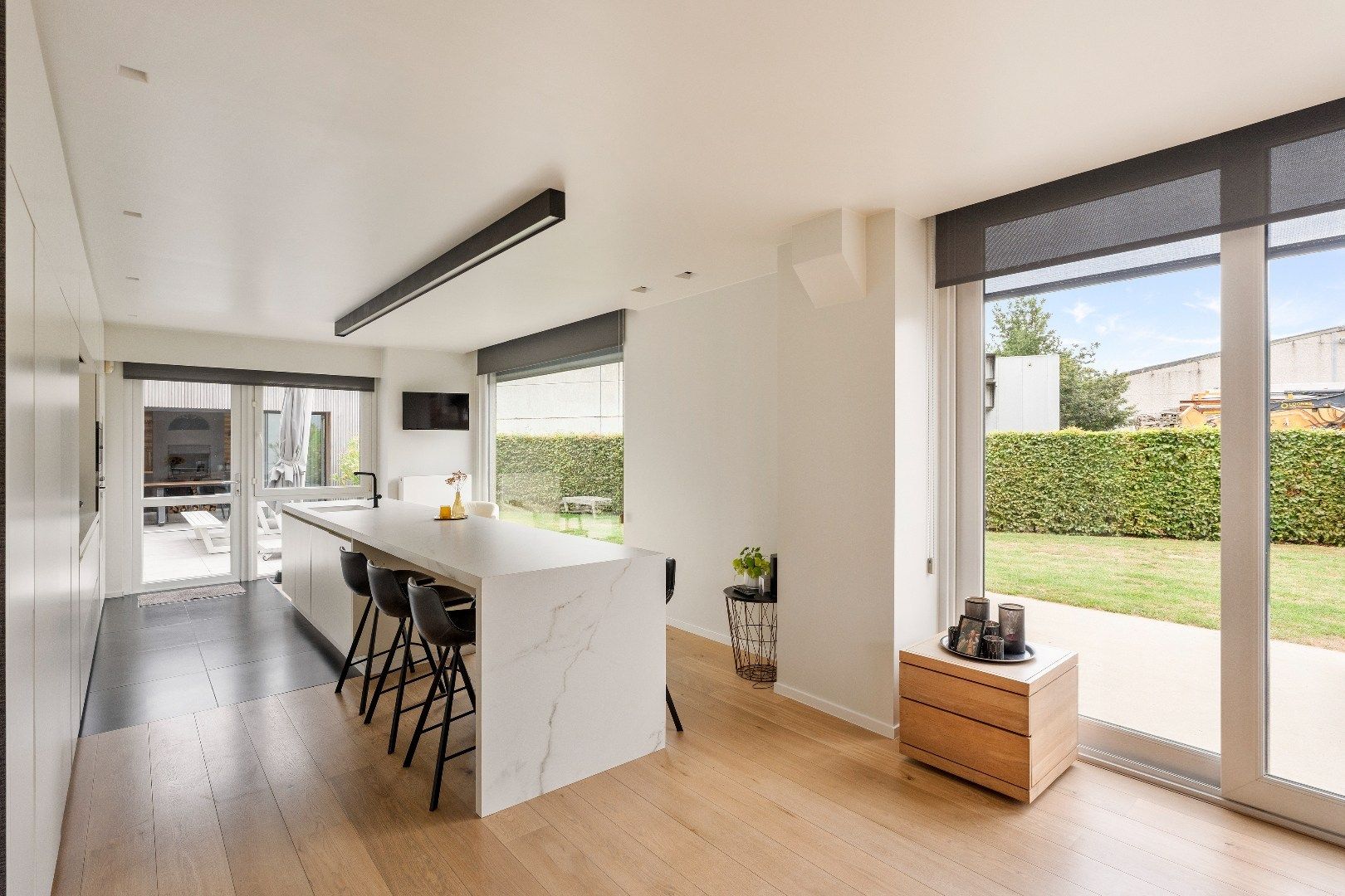 Prachtige woning met 4 slaapkamers en ruim magazijn op bedrijventerrein. foto 7