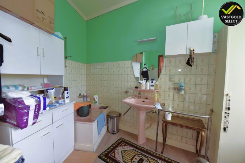 Te koop: Te renoveren kangeroewonen met 4 slaapkamers, badkamer en garage in het centrum van Maldegem – 376 m² perceel foto 8