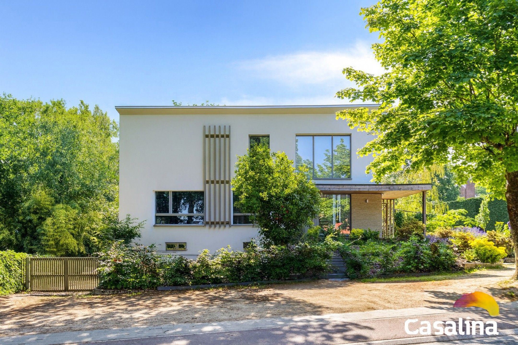 Architectenvilla met zwembad en onafhankelijk appartement  foto {{pictureIndex}}