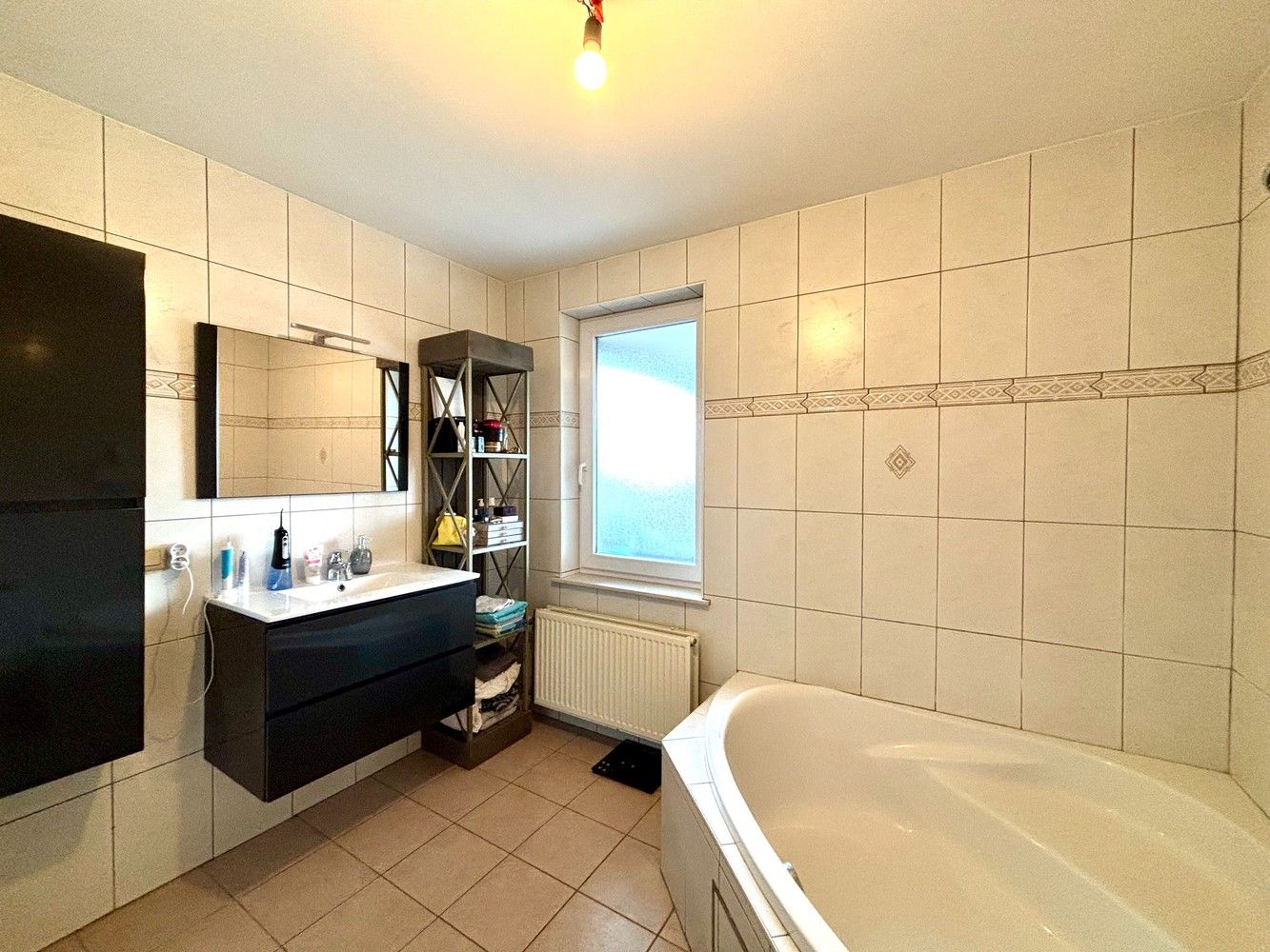 Instapklaar gelijkvloers appartement met aparte ingang, tuin en 2 staanplaatsen te Emblem! foto 12