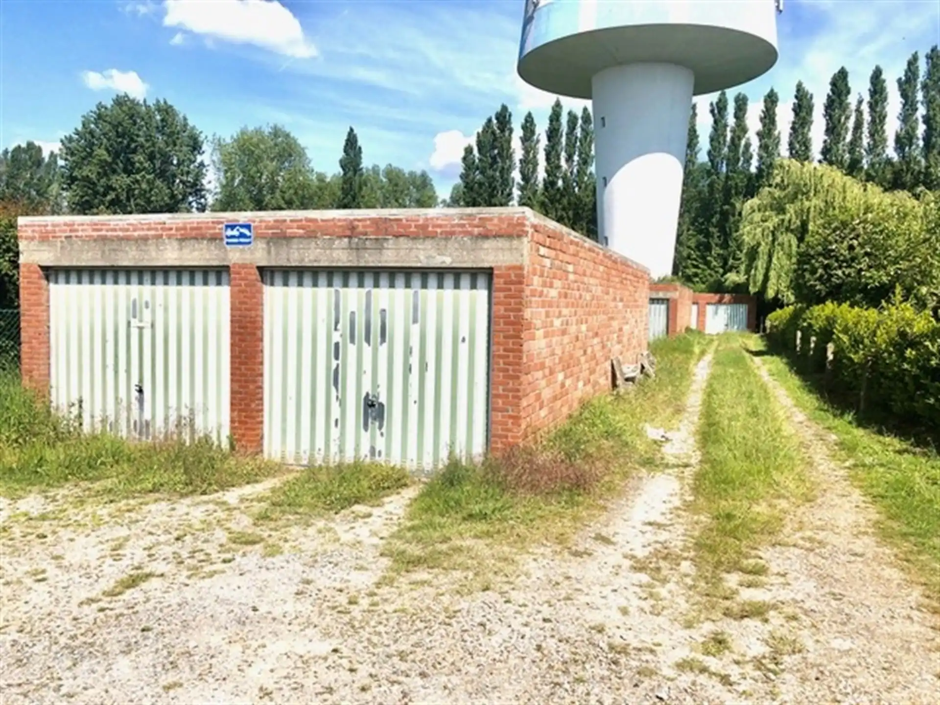 Bouwgrond met 11 garages foto 6