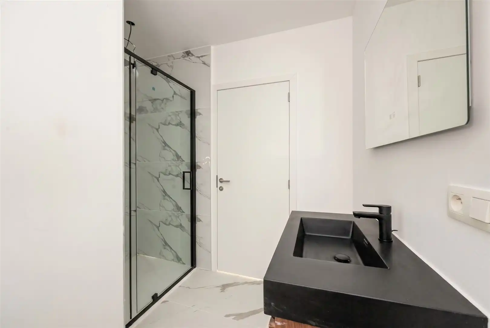 Lichtrijk renovatie appartement met 2 slaapkamers op toplocatie in Merksem foto 8