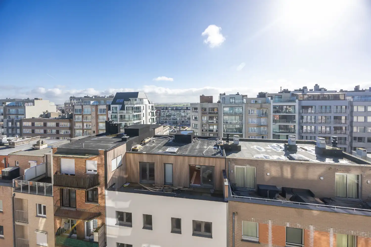 Lichtrijke studio met zuidgericht terras op de zeedijk van Middelkerke te koop foto 10