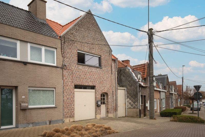 Hoofdfoto van de publicatie: Roeselare-stadskern. Verder te renoveren RUIME WONING met 3 slaapkamers en diepe tuin.