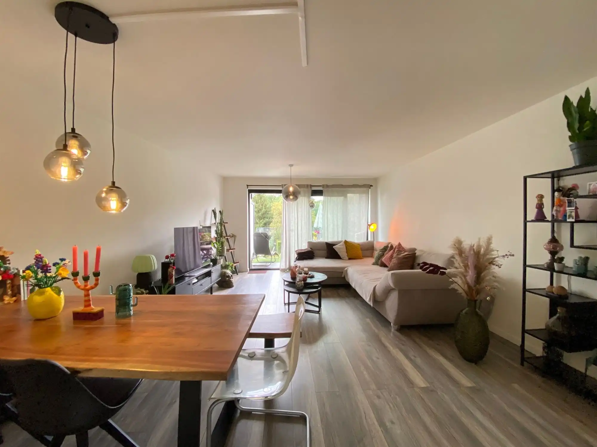 Duplex-appartement met 2 slaapkamers en autostaanplaats, centraal gelegen te Evergem foto 4
