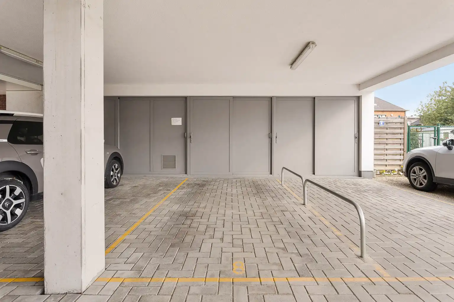 Appartement in goede staat met overdekte autostaanplaats foto 14