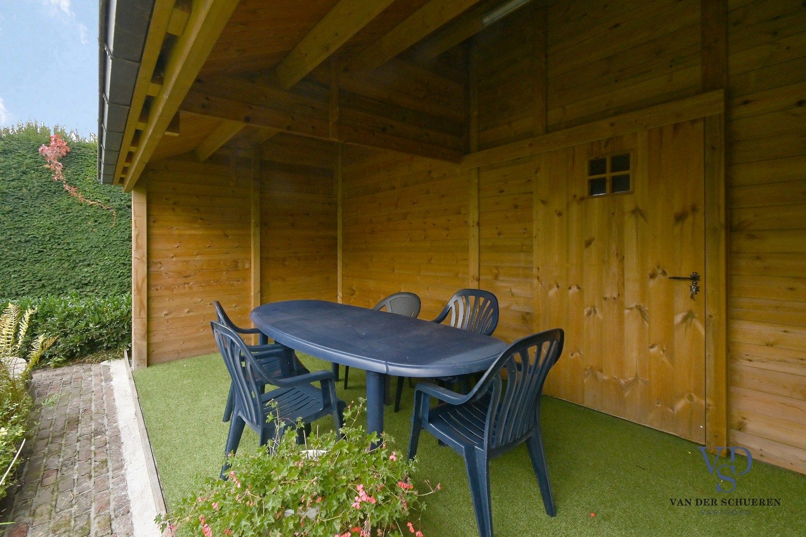 Ruim handelspand met penthouse in villastijl foto 46