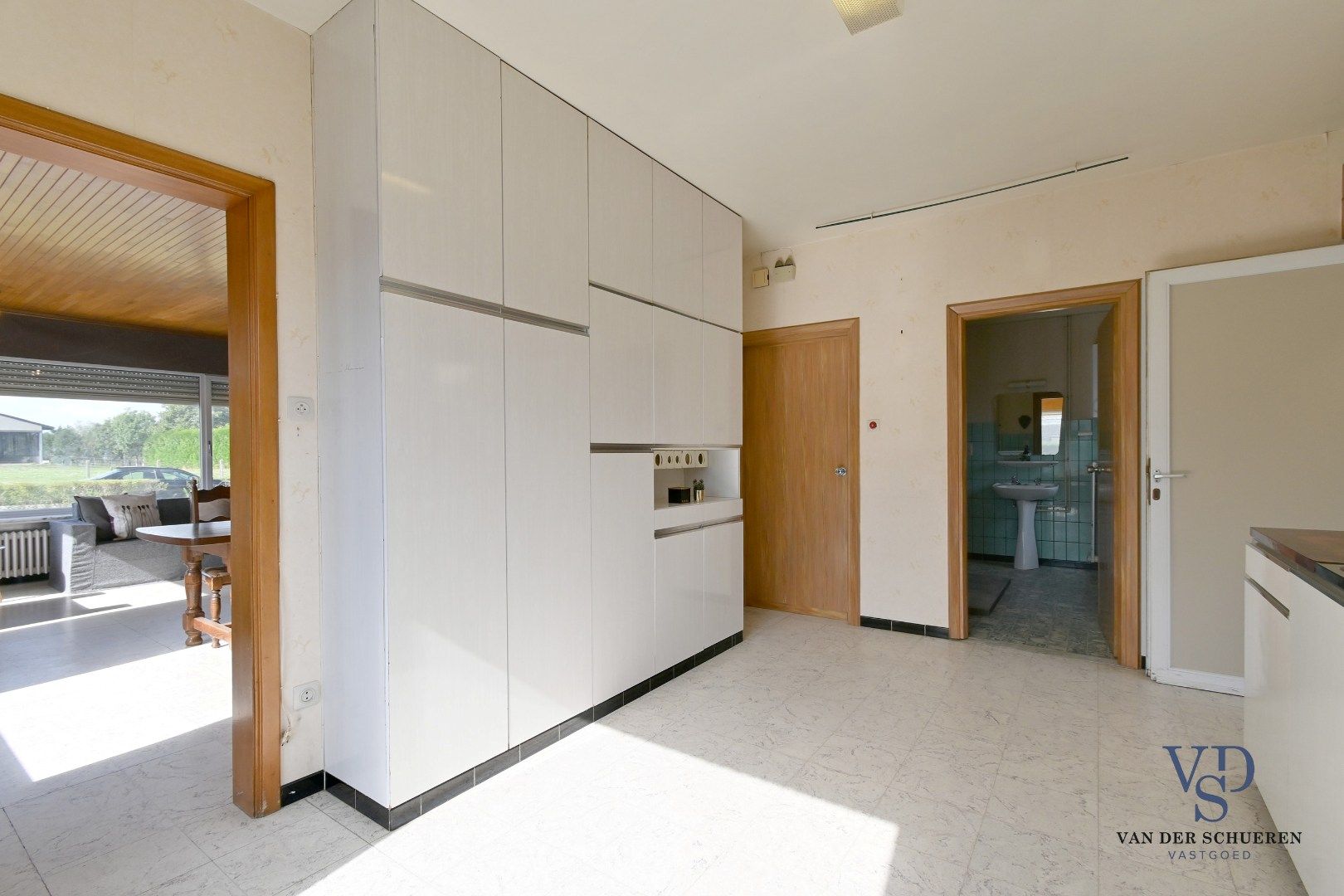 Te renoveren bungalow op een perceel van ca. 2.840 m² foto 9