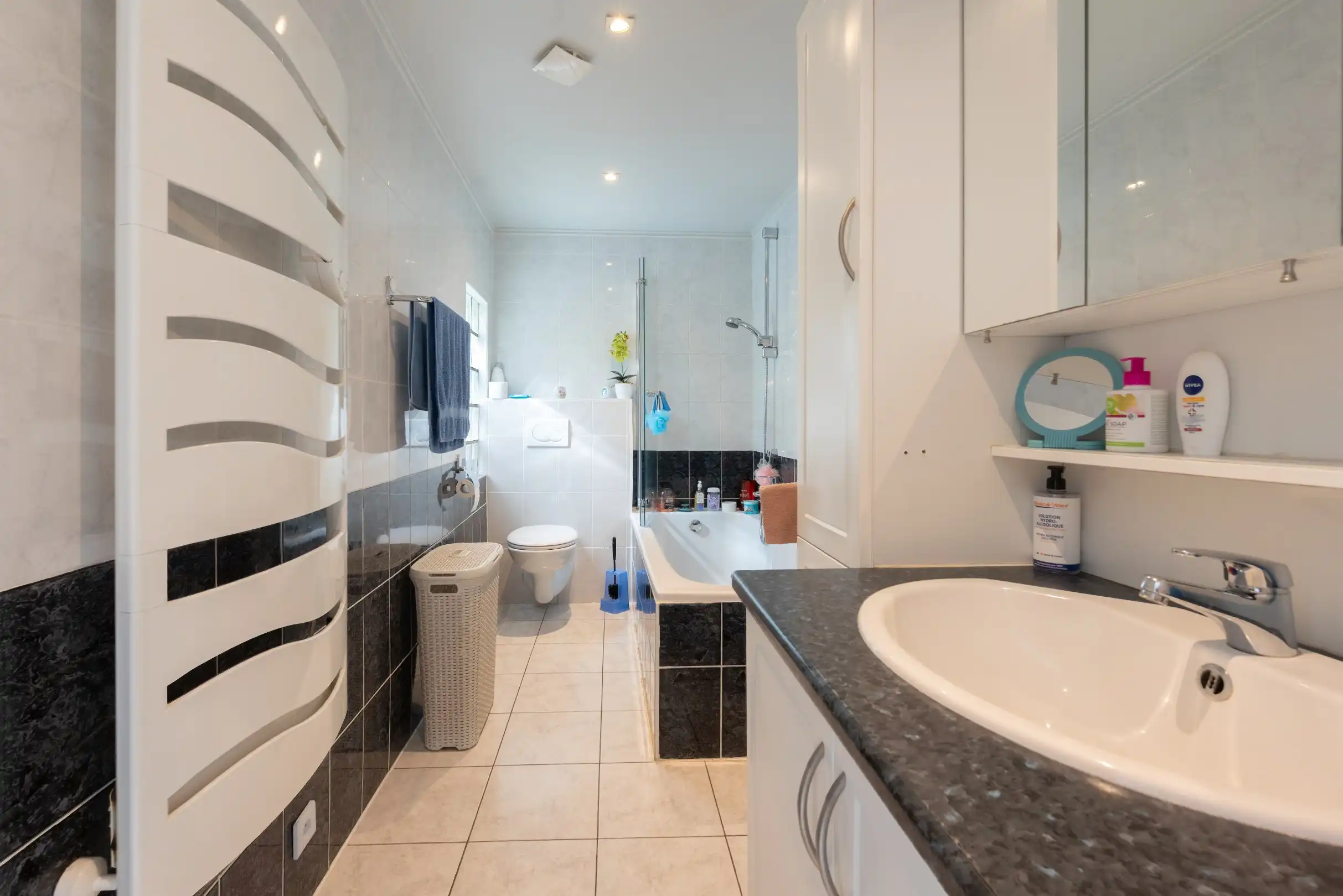 Verzorgde instapklare woning met 3 slaapkamers en dubbele garage! foto 7