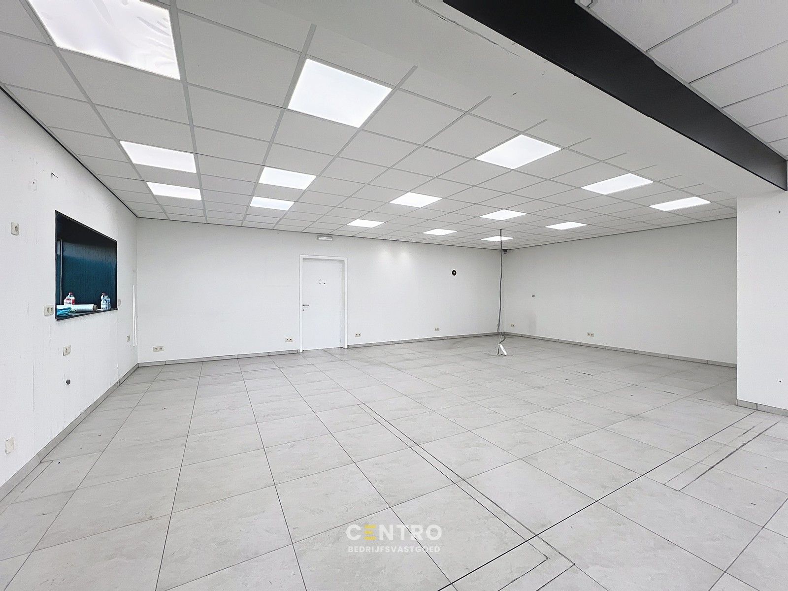 Topligging naast Tom&Co en Kwarto! Handelspand + magazijn met parkeergelegenheid langs de Westlaan in Roeselare. foto 11