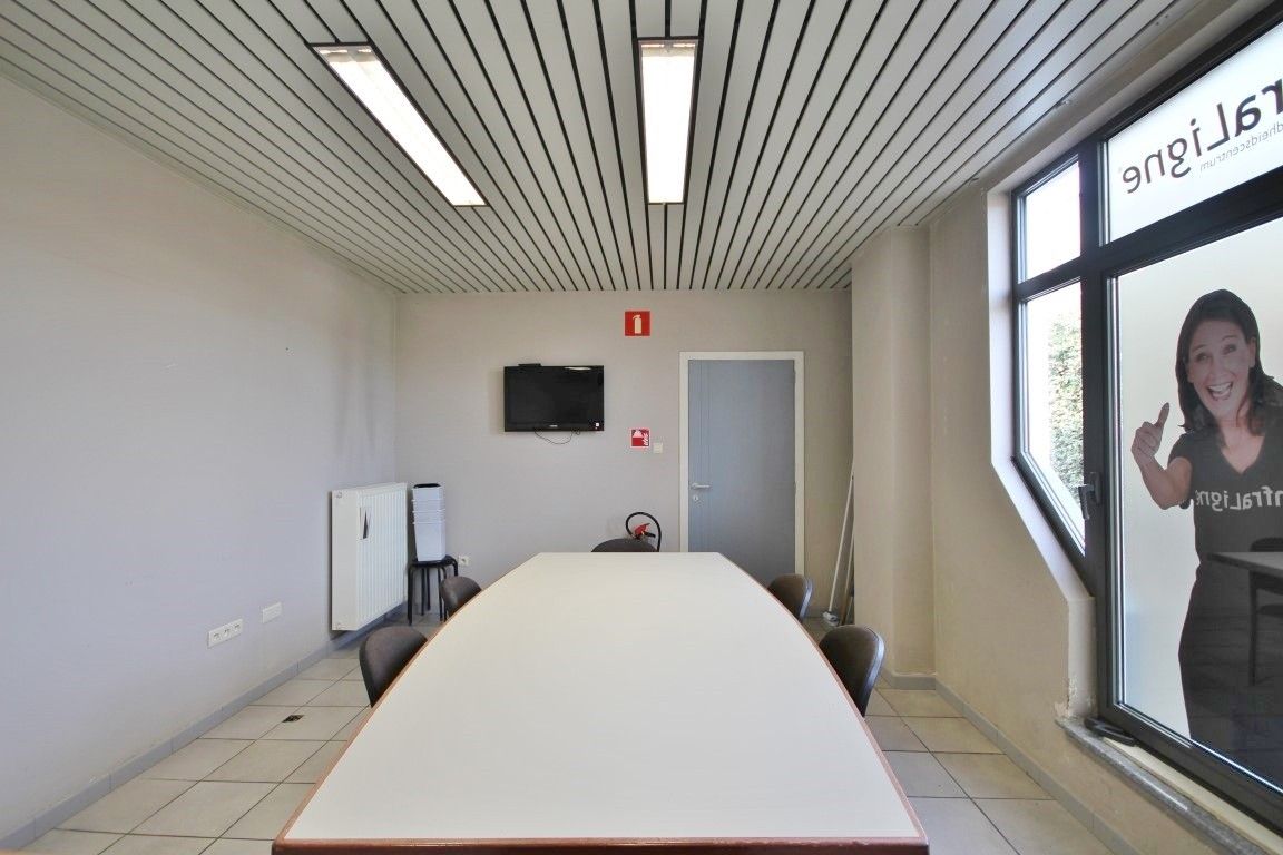 Instapklaar handelspand met magazijn op toplocatie in Sint-Truiden foto 8