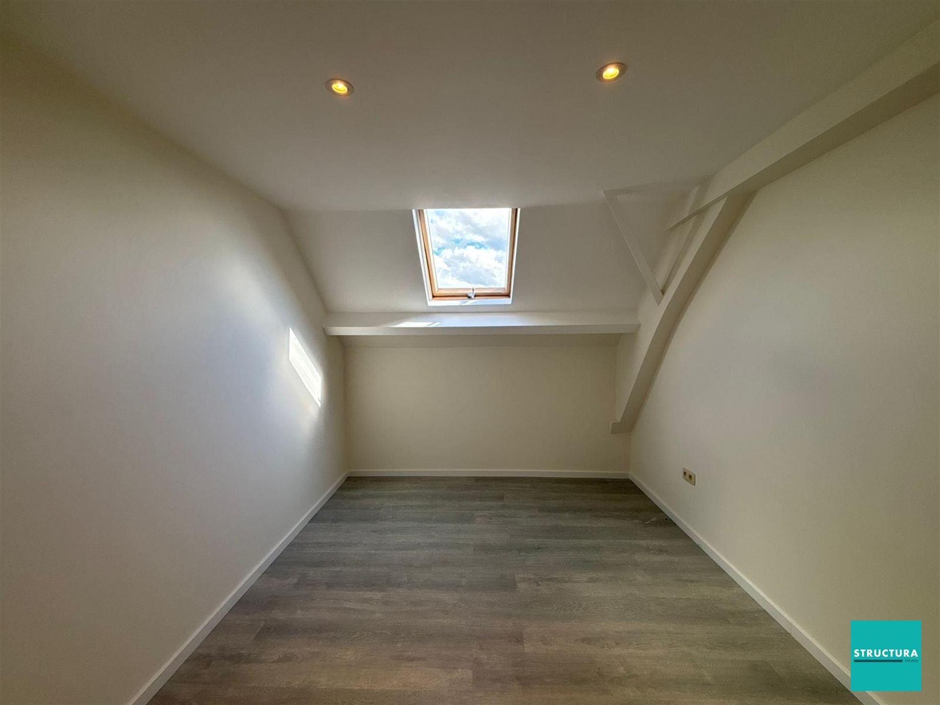 Volledig gerenoveerde, ruime woning met vlotte bereikbaarheid! foto 26