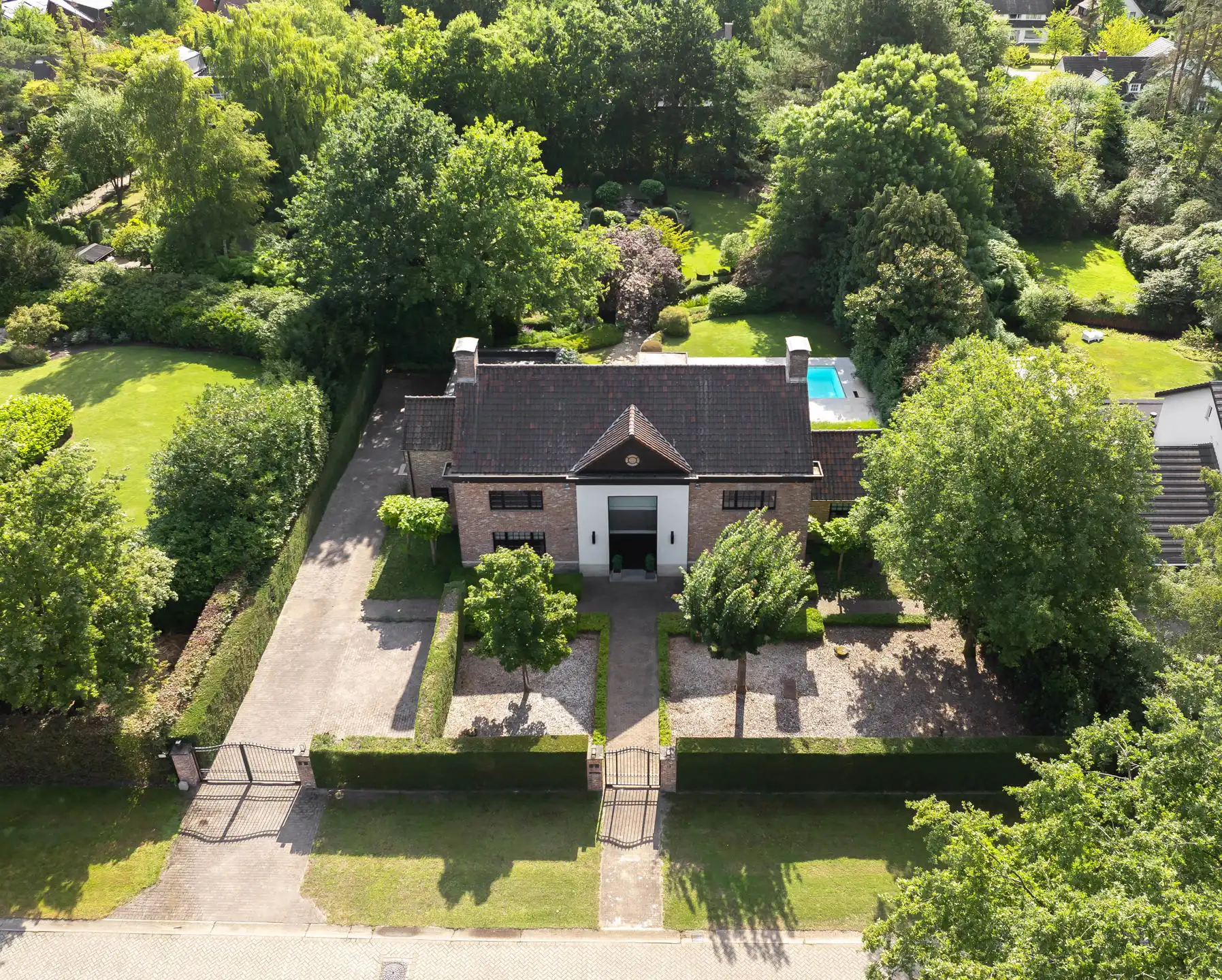 Prestigieuze villa met zwembad op 3.528 m² op toplocatie! foto 2