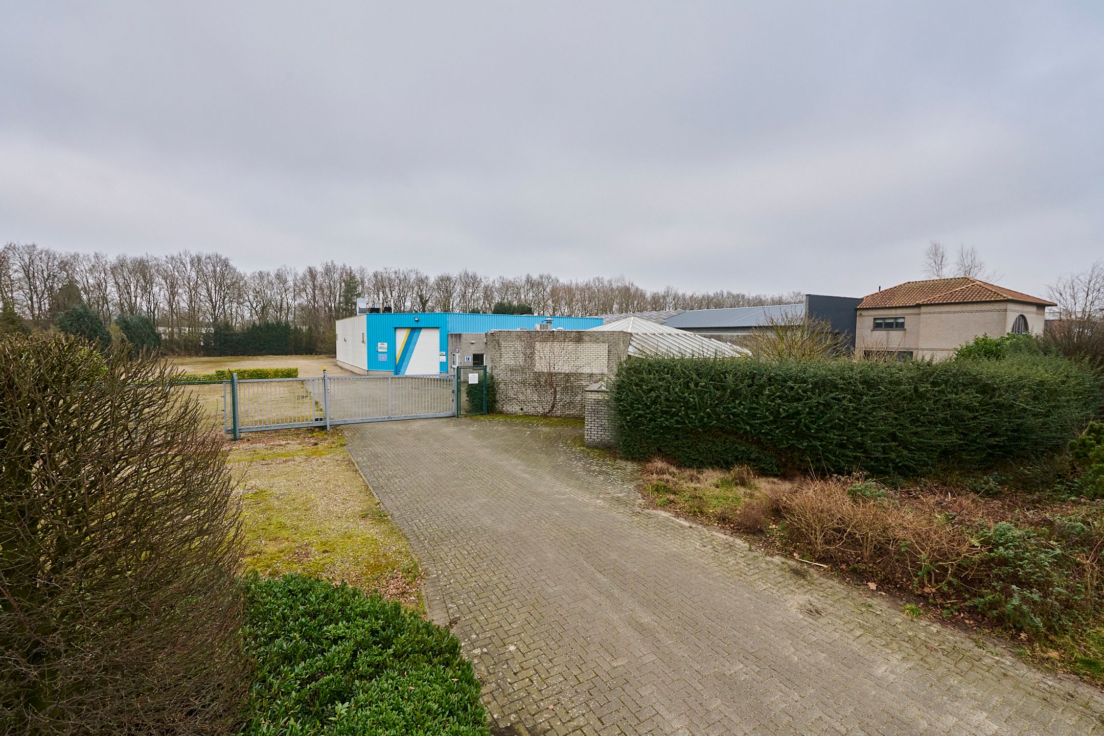 TE KOOP: bedrijfsgebouw met woning in Zonhoven foto 2