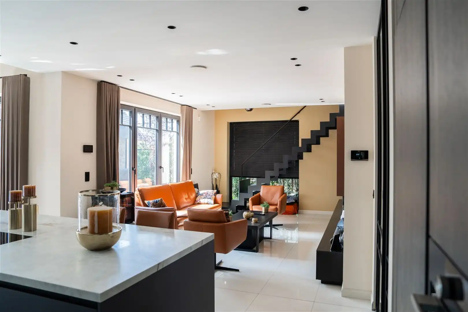 Prachtige woning met tuin en zwembad. foto 7