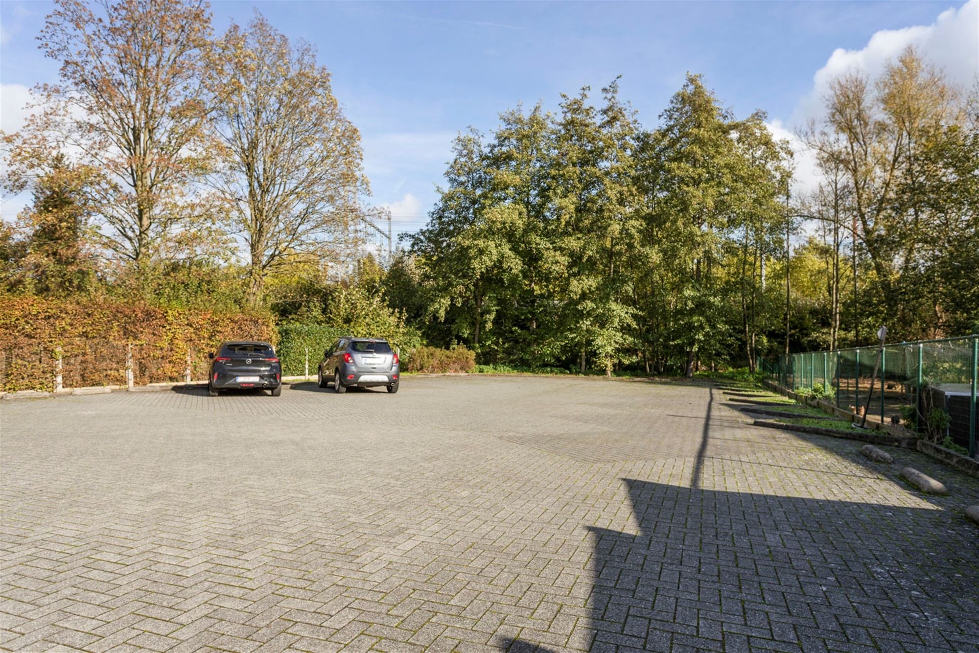 INSTAPKLAAR KANTOOR 422 M2 MET 12 PARKINGS foto 3