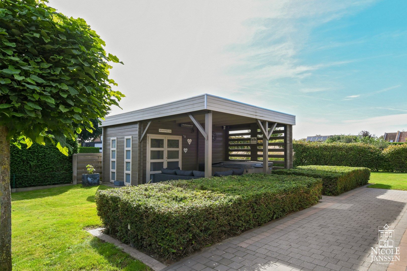 Instapklare gezinswoning met drie slaapkamers, vrijstaande garage en verzorgde tuin  foto 31