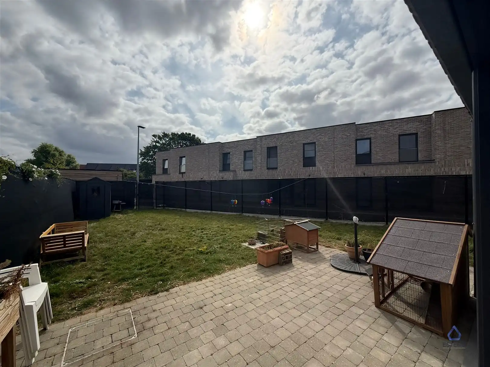 Recente halfopen woning met 3 slaapkamers en tuin foto 10