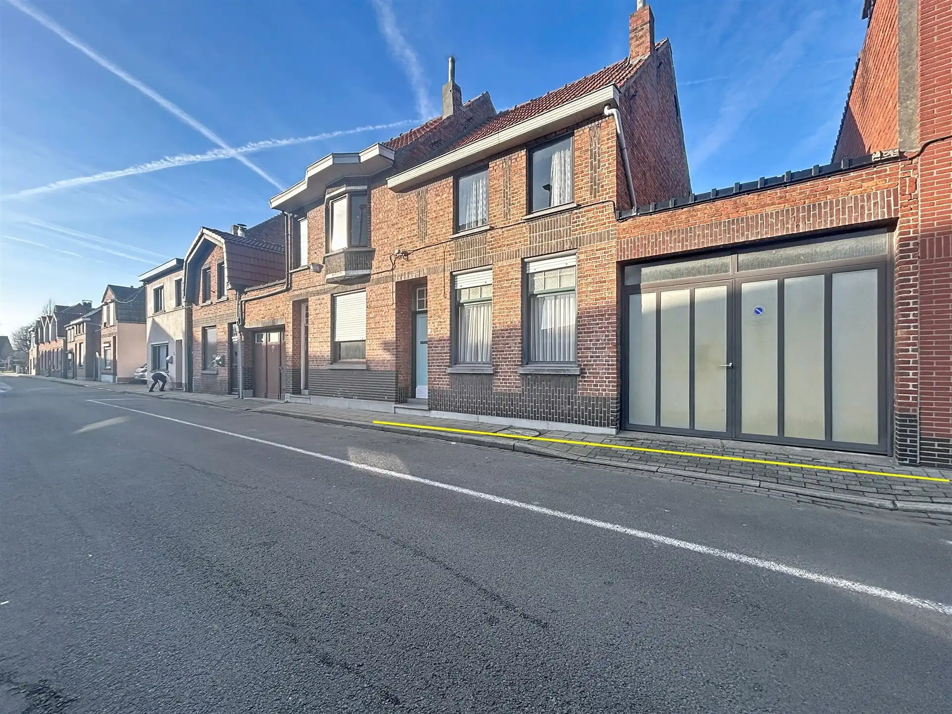 Hoofdfoto van de publicatie:  te renoveren woning met garage en tuin in rustige straat.