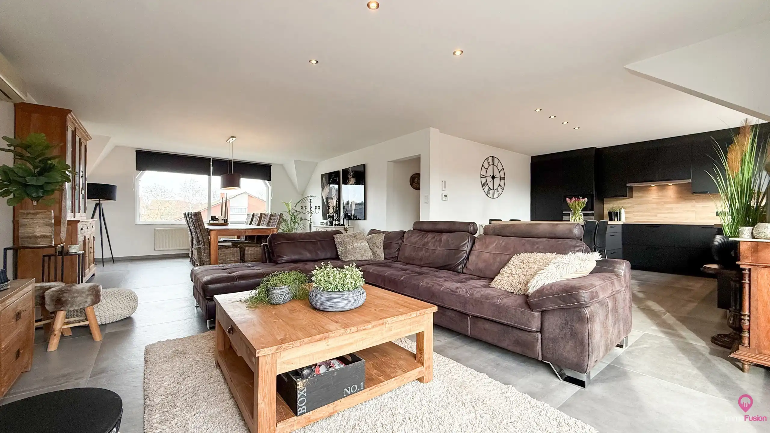 Ruim appartement van 177m² met 105m² terras en 4 slpks! foto {{pictureIndex}}