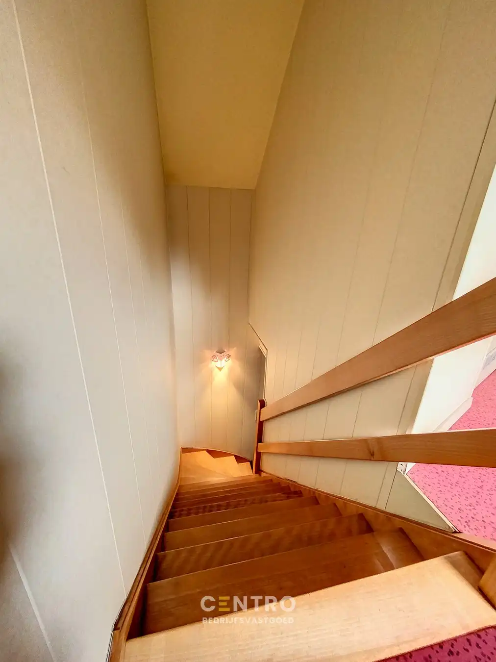 Ruim (430m²), multifunctioneel pand (bewoning, kantoor, praktijk, horeca, ...)  op ZICHTLOCATIE langs invalsweg Roeselare (vlakbij de ring R32). foto 19