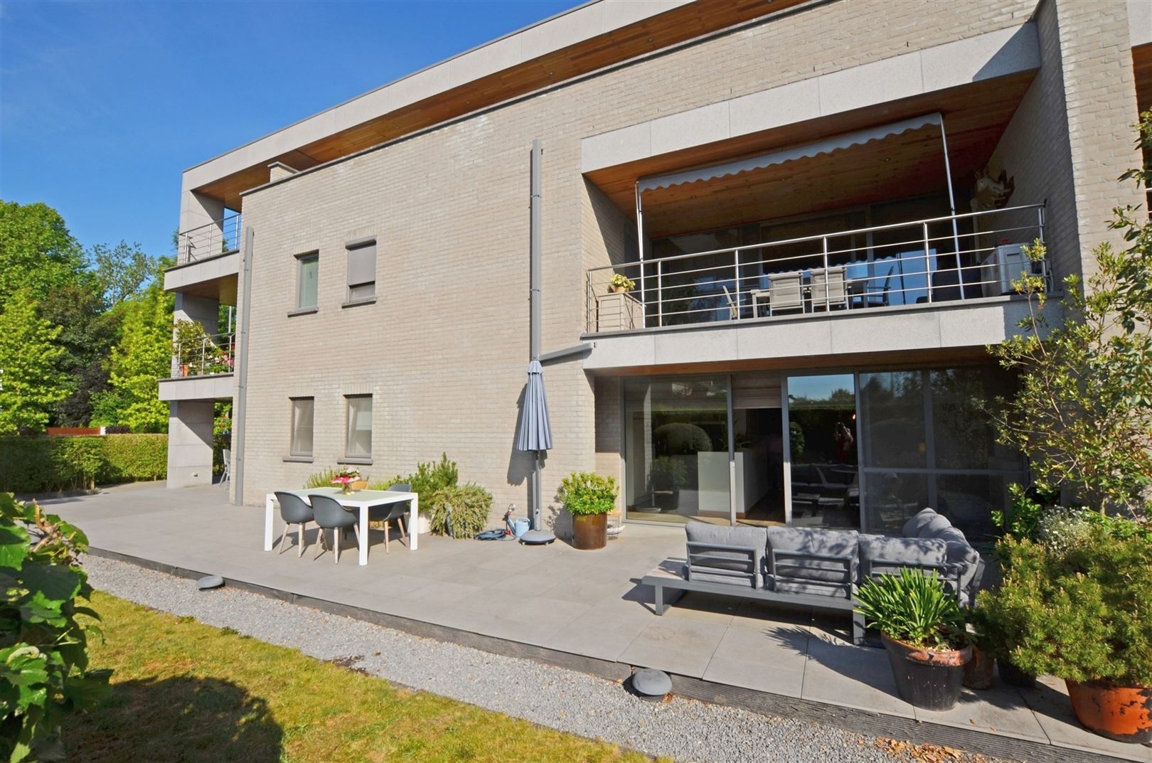 Instapklaar gelijkvloers appartement nabij het centrum foto {{pictureIndex}}