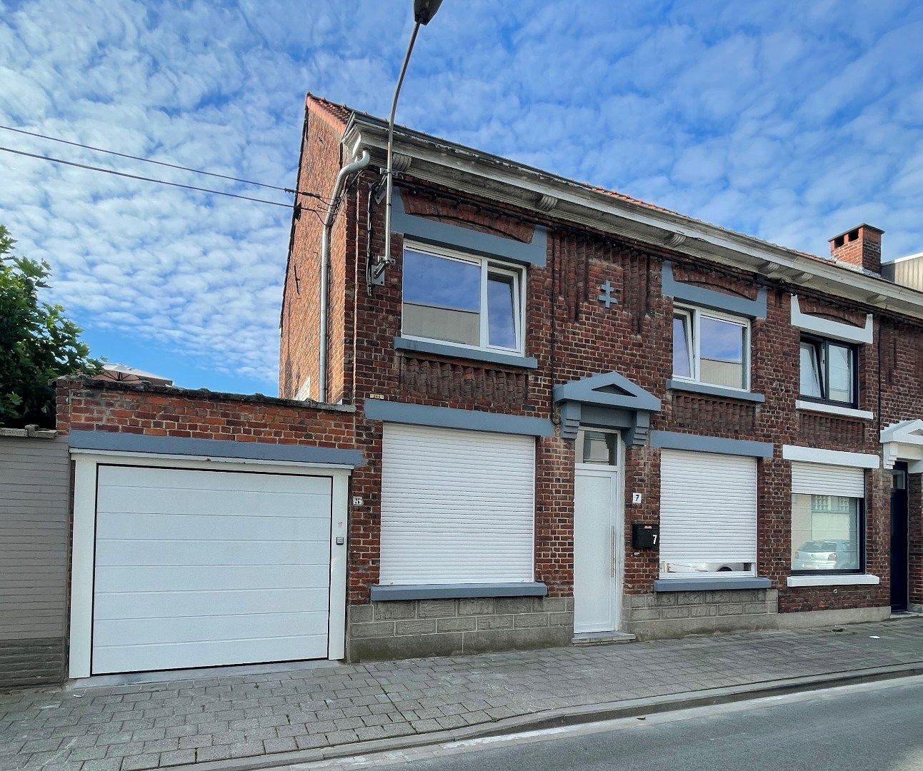 Gerenoveerde halfopen bebouwing met 3 slaapkamers en garage in centrum Roeselare  foto {{pictureIndex}}