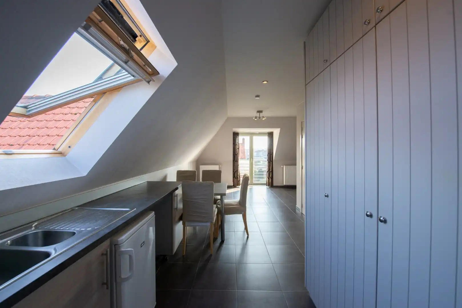 Gezellig 1 slpk dakappartement met staanplaats op centrale ligging te Sint-Joris foto 7