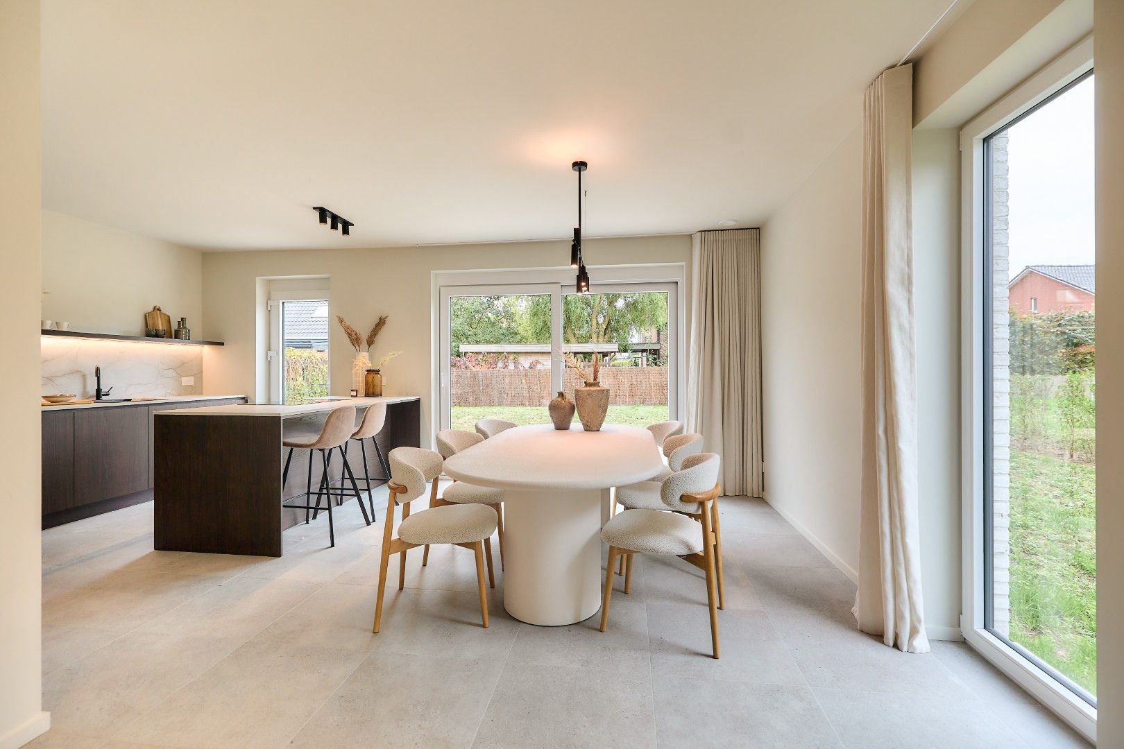 Energiezuinige open bebouwing in groene woonwijk foto {{pictureIndex}}