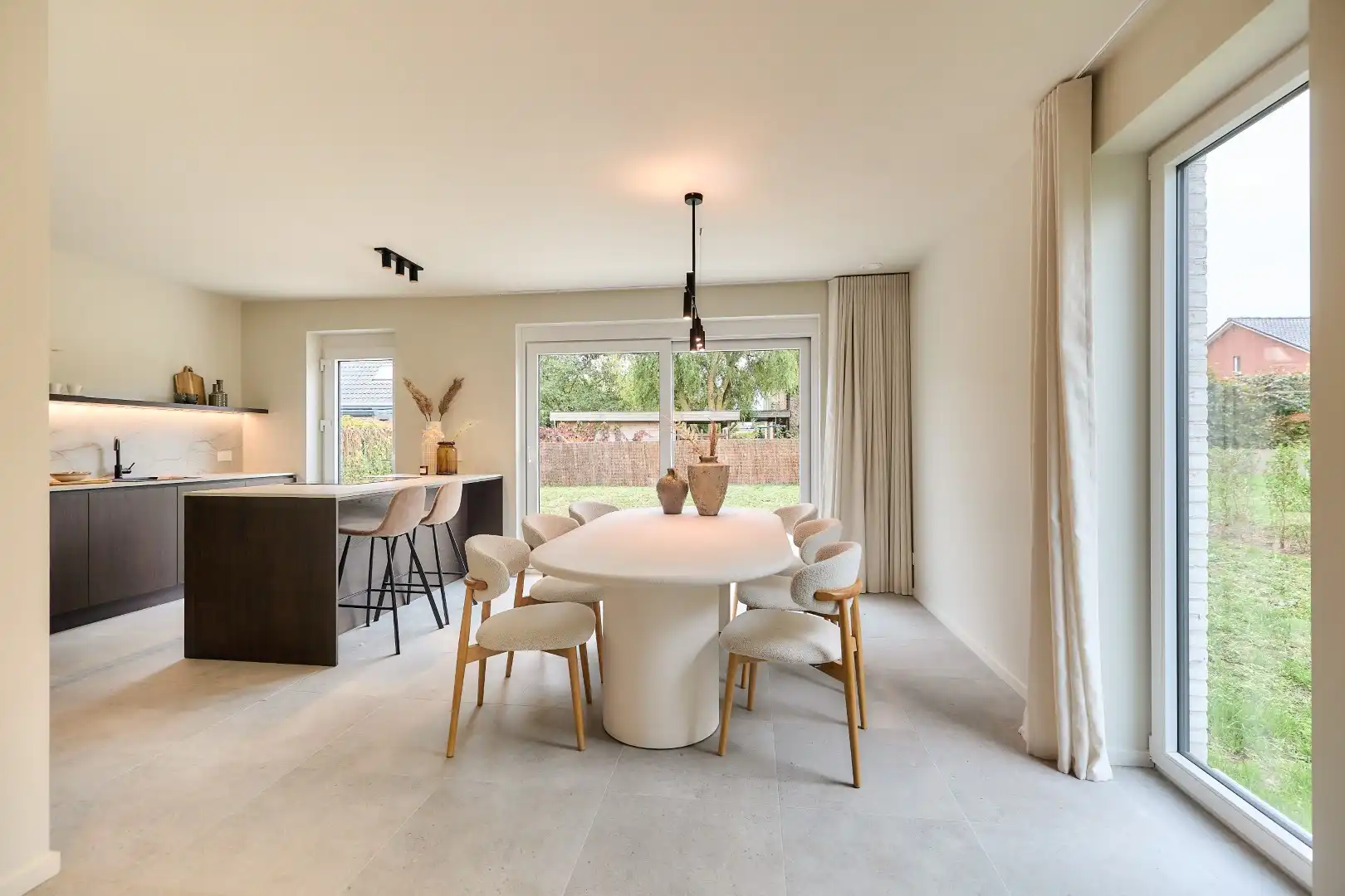 Energiezuinige open bebouwing in groene woonwijk foto {{pictureIndex}}