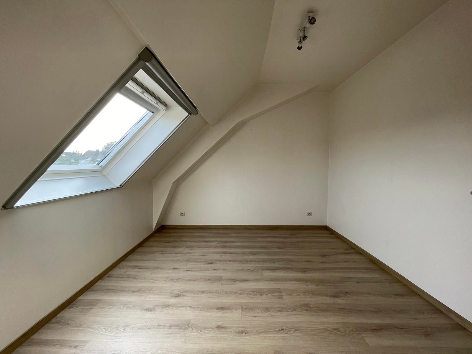 ERONDEGEM - Gerenoveerd duplexappartement met ruim terras. foto 12