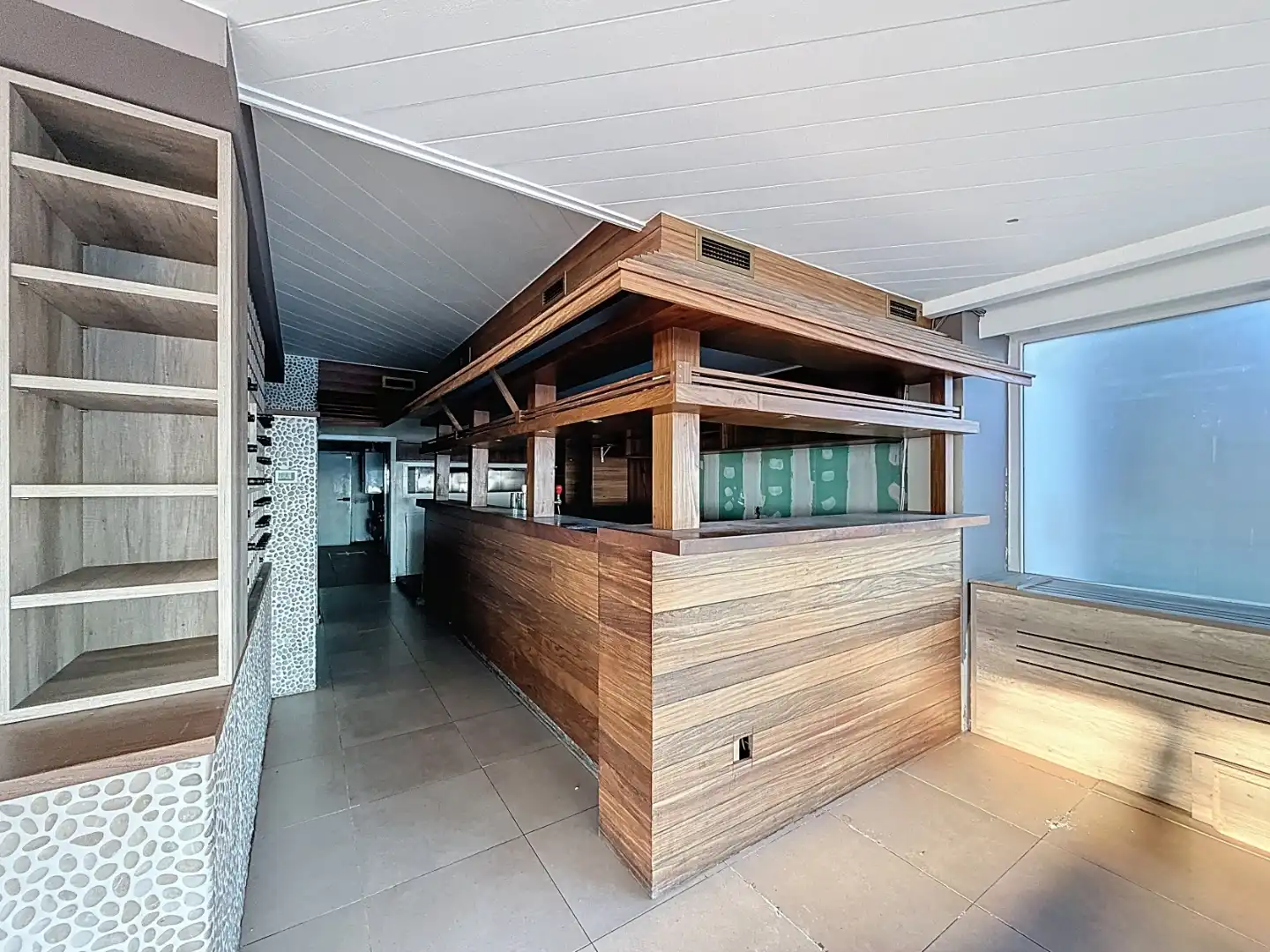 Ruim handelspand op topligging aan de Zeedijk foto 8