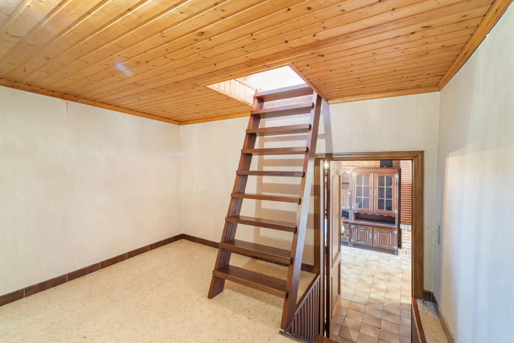 Woning met 4 slaapkamers, garage en tuin foto 8